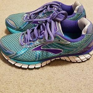 GUC Brooks running shoes